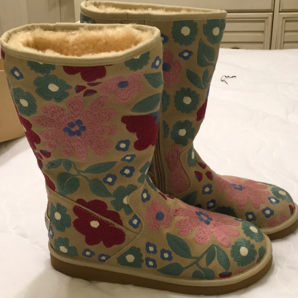 BRAND NEW UGG, LIMITED ED., WAHINE FLORAL BOOTS